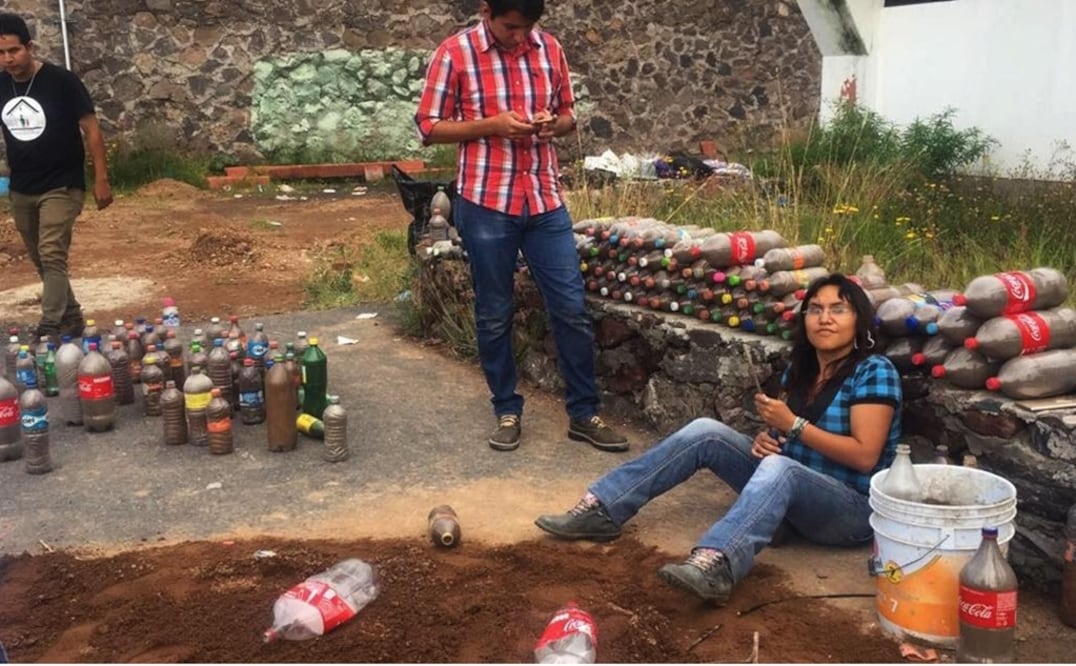A PET bottle house being built – Photos courtesy of VIEM MX