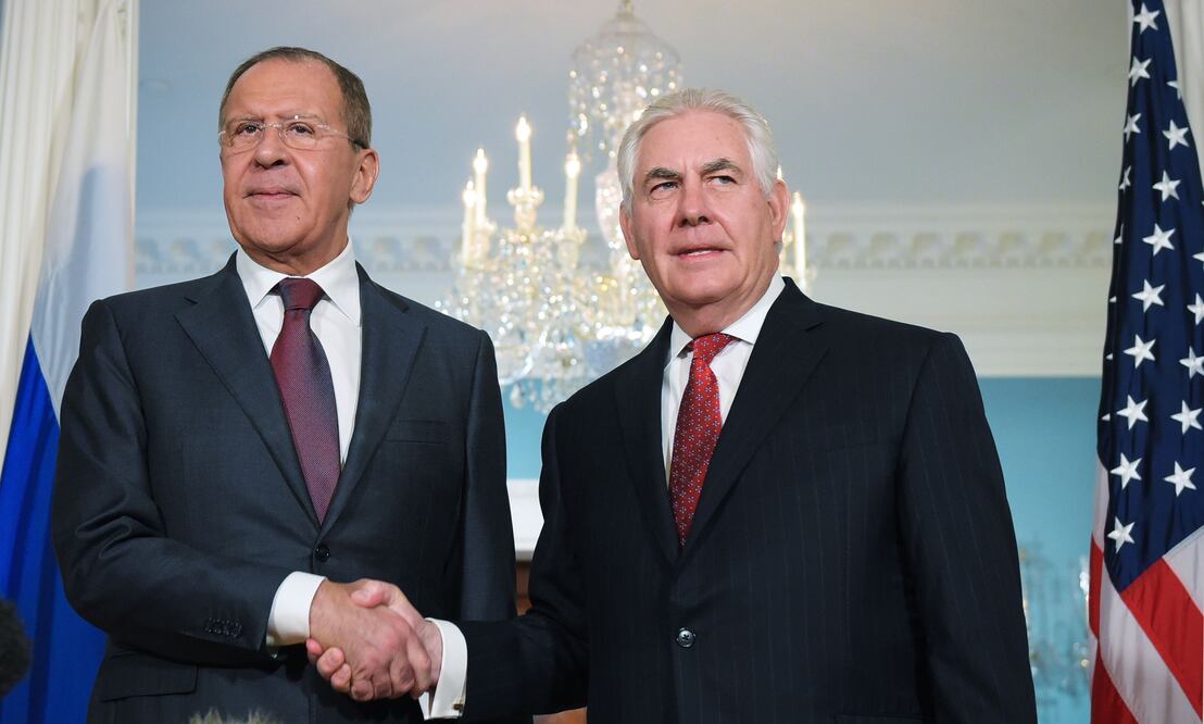 El secretario de Estado de EU, Rex Tillerson, saluda al canciller ruso, Sergei Lavrov (Foto: Reuters)