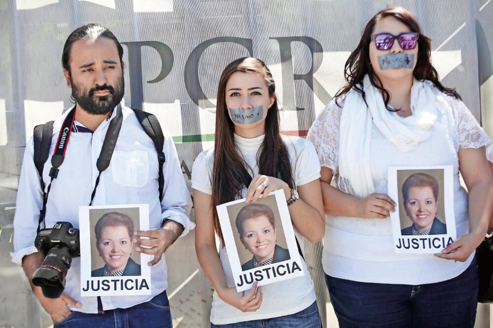 En las instalaciones de la PGR en Ciudad Juárez, un grupo de periodistas acusó la falta de libertad de expresión que sufre el gremio. Señalan que el crimen provocará autocensura en los periodistas de Chihuahua (JOSÉ LUIS GONZÁLEZ. REUTERS)