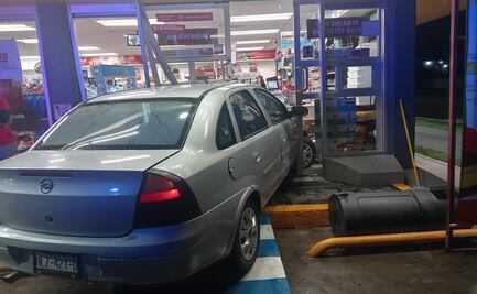 Mujer estaciona su auto dentro de una tienda en Tulancingo