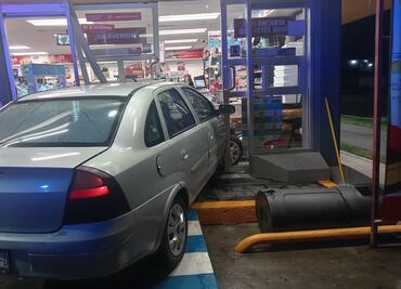 Mujer estaciona su auto dentro de una tienda en Tulancingo