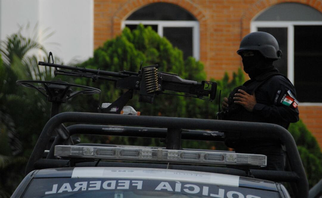 Policías atendían el reporte del robo de una camioneta de una familia en la autopista del Sol. FOTO: ARCHIVO CUARTOSCURO
