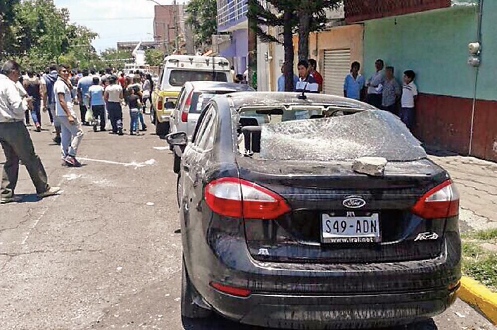 El 28 de julio, presuntos taxistas del DF dañaron unidades de Uber en inmediaciones del aeropuerto (Especial)
