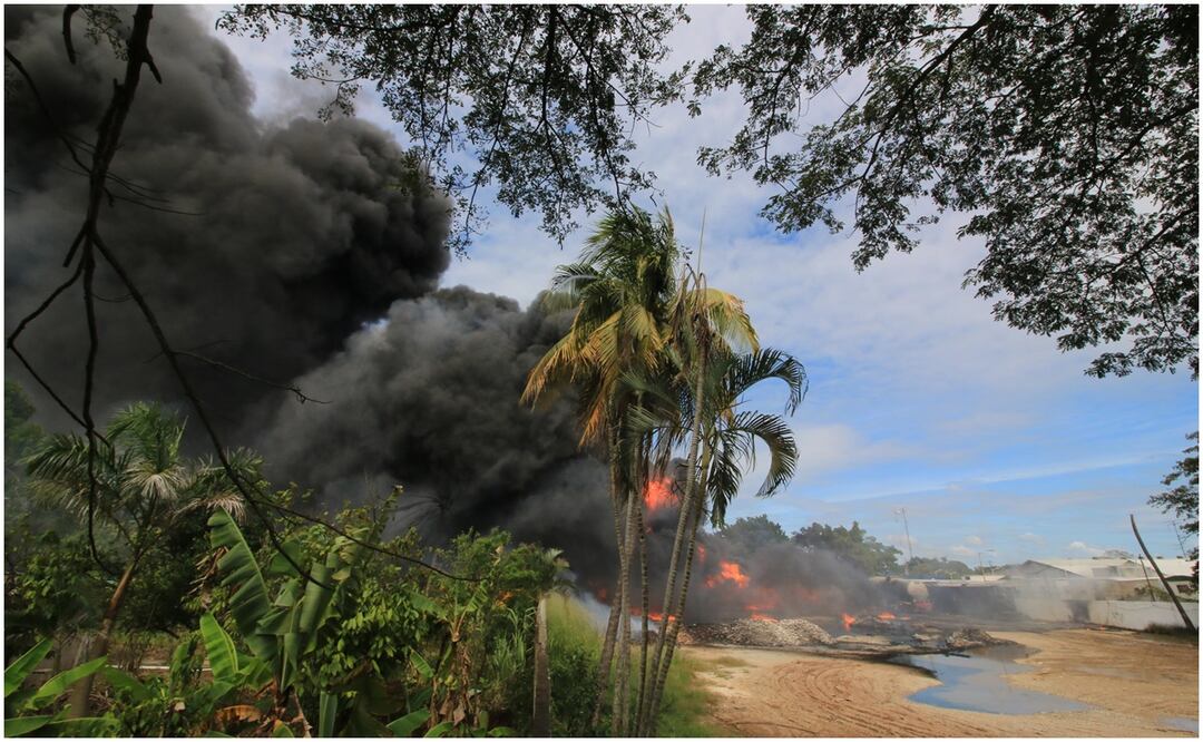 Bomberos arribaron al lugar para sofocar las llamas de una centro de refinamiento clandestino en Villahermosa, Tabasco (25/01/2025). Foto: Luma López / EL UNIVERSAL