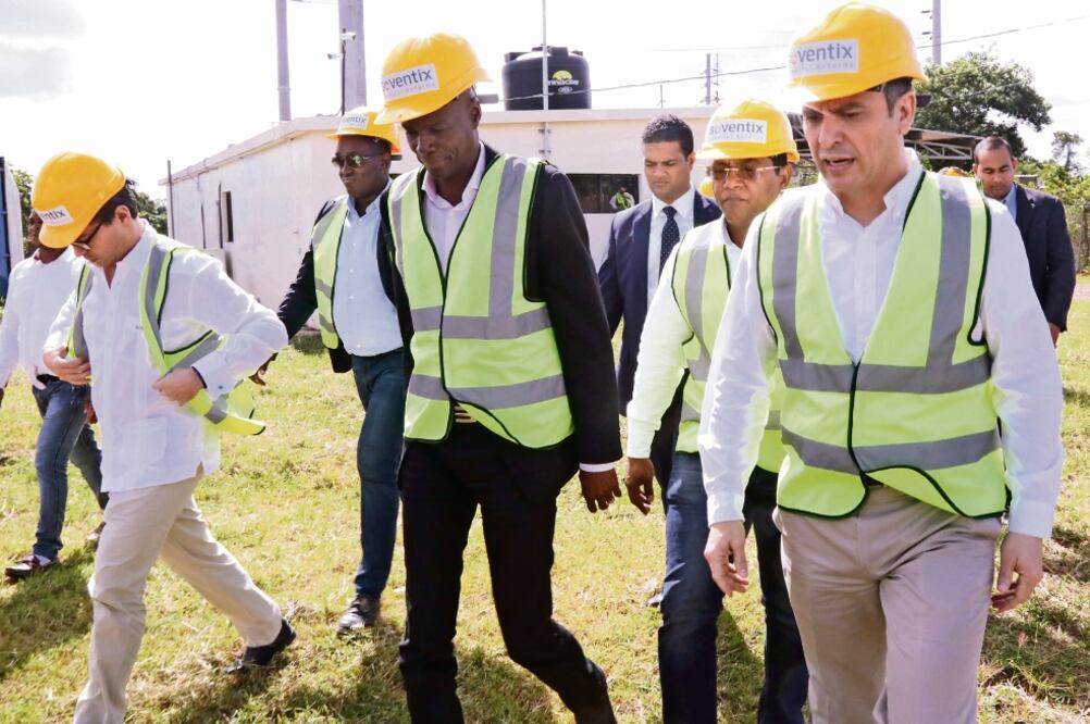 El presidente electo de Haití, Jovenel Moise (centro), visitó el pasado día 17 centrales de electricidad en Santo Domingo, República Dominicana. (EFE)