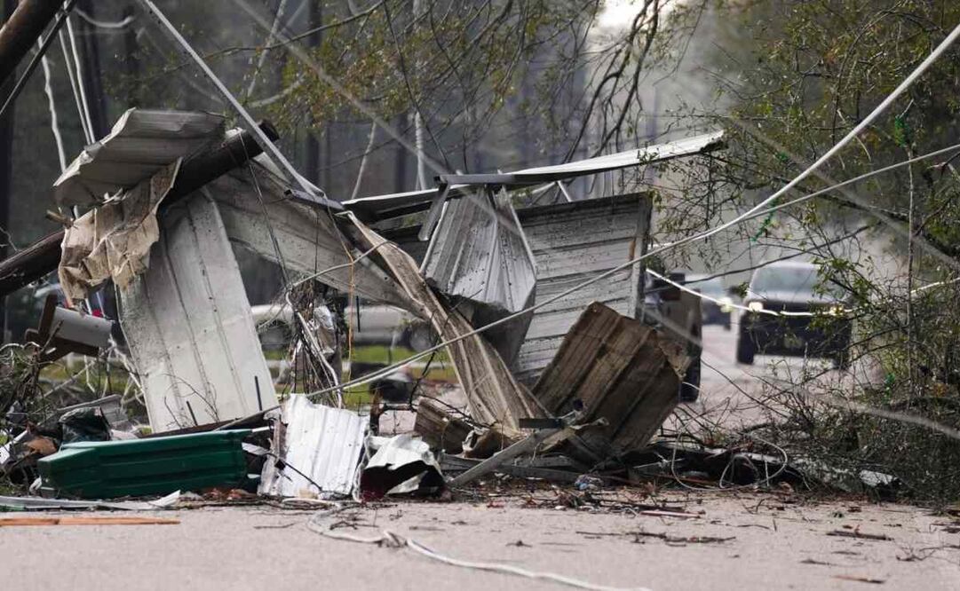 Los escombros bloquean una parte de Porter Lane después de que fuertes tormentas eléctricas pasaran por la región del Gran Houston, el sábado 28 de diciembre de 2024, en Porter Heights. Foto: AP