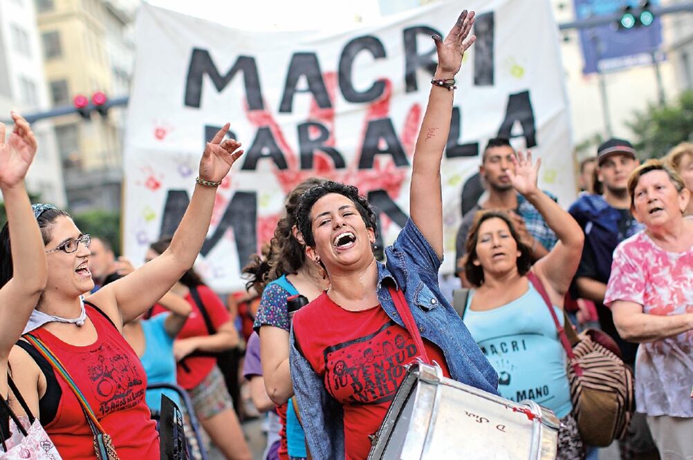 Activistas y sindicalistas marcharon ayer en Buenos Aires contra la decisión del gobierno de Mauricio Macri de despedir a miles de burócratas (DAVID FERNÁNDEZ. EFE)