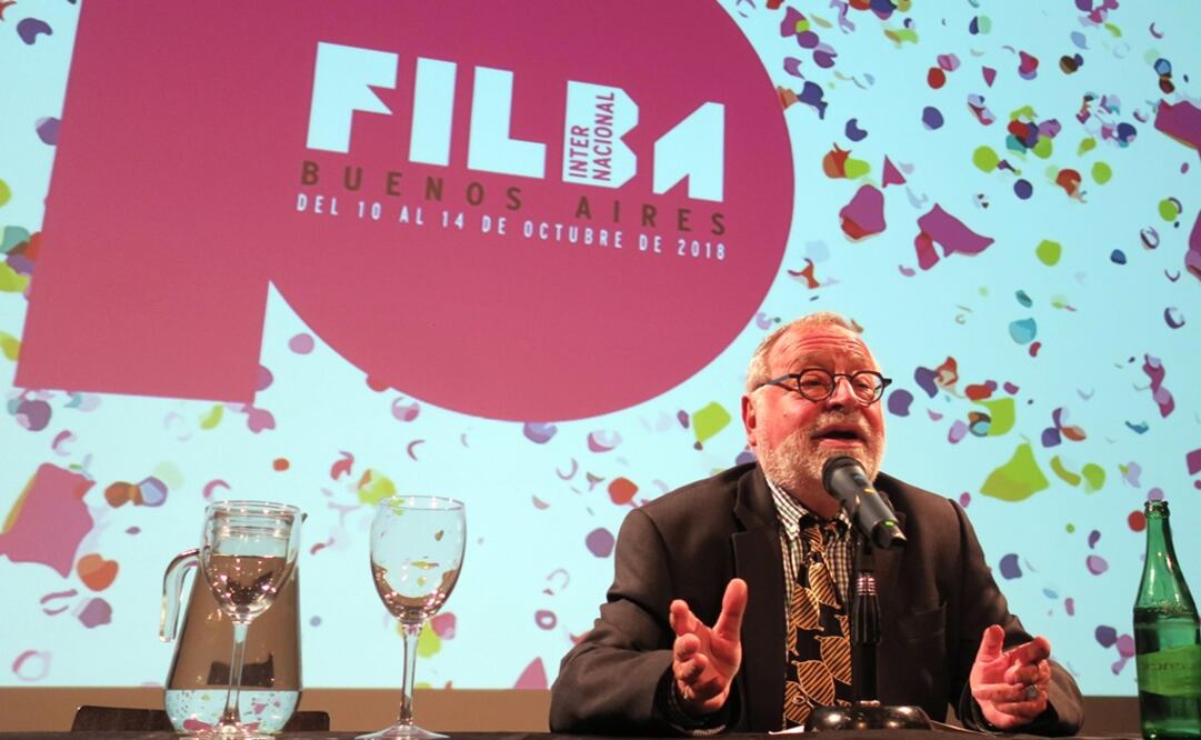 Fernando Savater habla en una conferencia del Festival Internacional de Literatura de Buenos Aires (Filba). FOTO: EFE