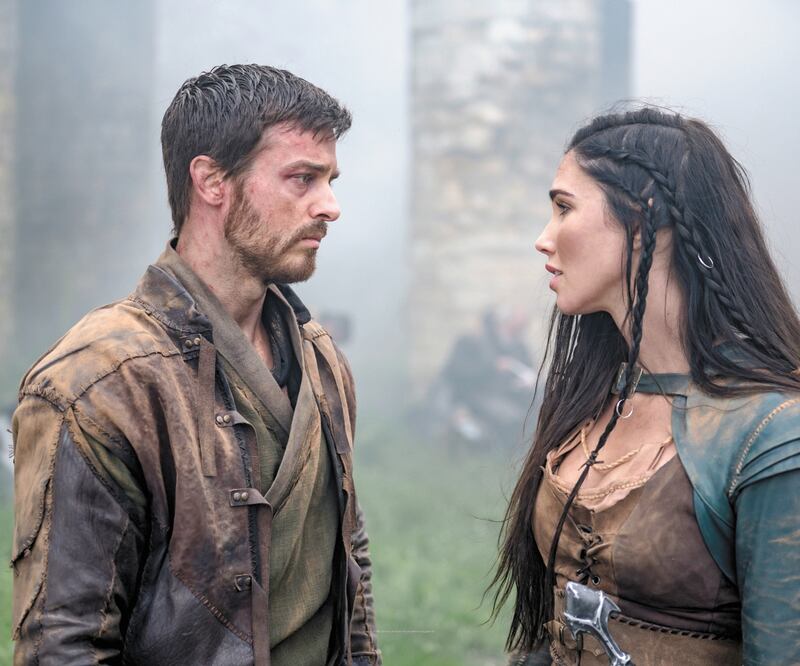 El capitán Garrett Spears (Jake Stormoen) acompaña a Talon en sus aventuras. Foto: SYFY