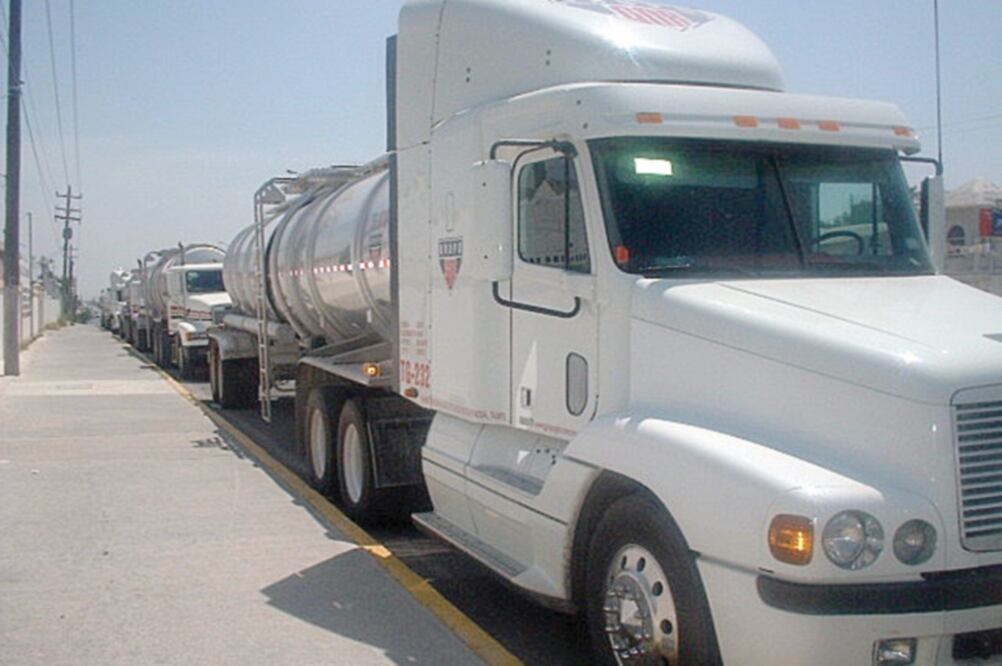 Las empresas afiliadas a Canacar recibieron autorización para circular a diario, con el resguardo de la policía, para el reparto de combustible. Foto: ARCHIVO EL UNIVERSAL