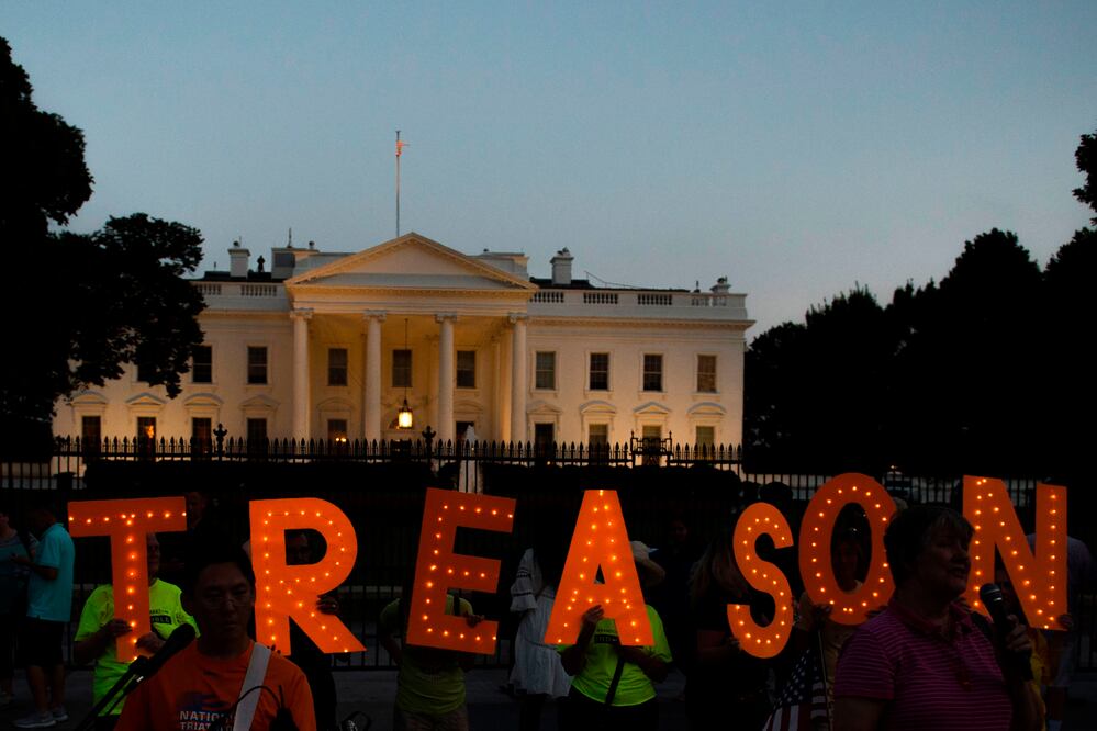 "Traición" se lee al frente de la Casa Blanca, durante una protesta contra el gobierno de Trump por la supuesta injerencia de Rusia en las elecciones presidenciales de 2016 en EU (Foto: AFP)