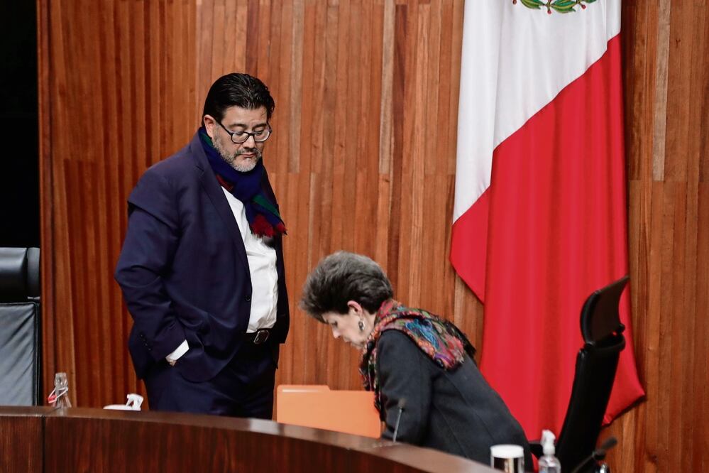 El magistrado presidente del TEPJF dialoga con la magistrada Janine Otálora, quien le refrendó su apoyo. Foto: Especial