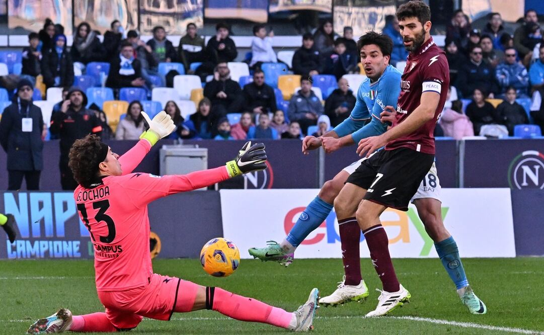 Guillermo Ochoa y Giovanni Simeone durante el duelo entre Salernitana y Napoli - Foto: EFE
