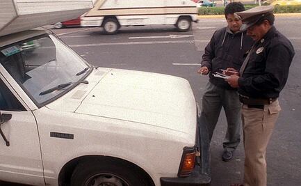 "Enséñeme su licencia y vacunación por favor"