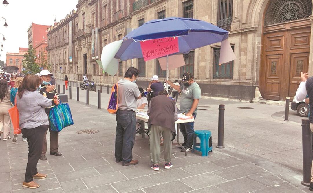Las mesas están en la calle de Moneda, cerca del Templo Mayor y en el Zócalo. Piden, entre otros, el número de la credencial de elector. Foto: Pedro Villa y Caña. EL UNIVERSAL