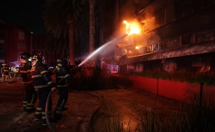 VIDEO Se registra incendio en restaurante cercano al Monumento a la Revolución; reportan 16 personas intoxicadas y 150 evacuadas