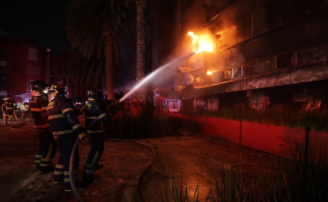 Se registra incendio en restaurante cercano al Monumento a la Revolución. Foto: Francisco Rodríguez