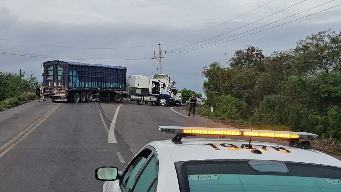 Reportan nuevos bloqueos en la autopista  Benito Juárez, en Navolato, Sinaloa. (Foto: cortesía)