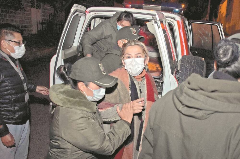 La expresidenta Jeanine Áñez al ser trasladada a otra prisión. Foto: EFE.
