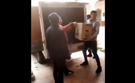 Captan en video saqueo de normalistas de Michoacán a camioneta comercial
