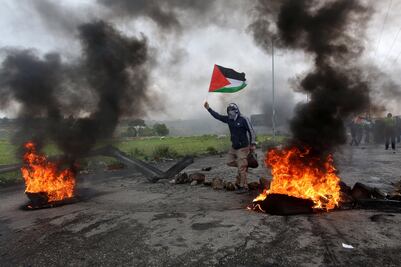 Choques entre palestinos y soldados israelíes dejan 15 muertos y casi 2 mil heridos