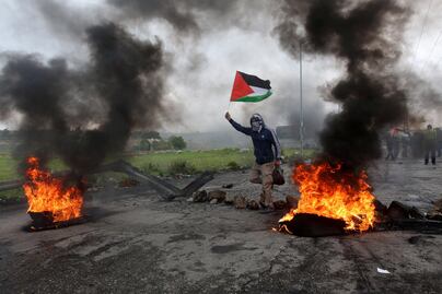 Choques entre palestinos y soldados israelíes dejan 15 muertos y casi 2 mil heridos