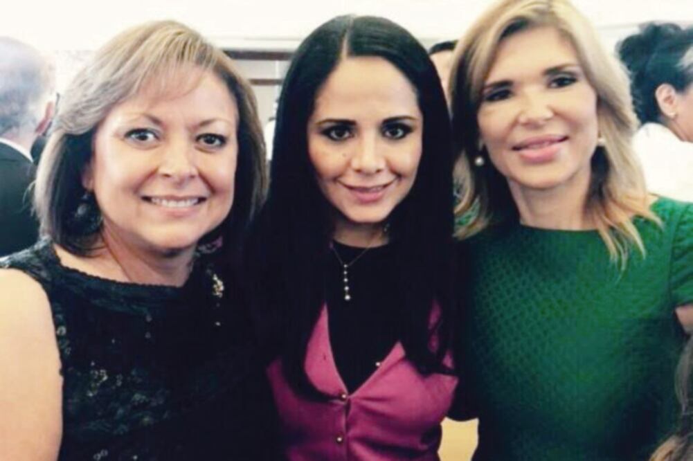 Lilia Merodio (en medio) asistió a la toma de posesión de Claudia Pavlovich como gobernadora (ESPECIAL)