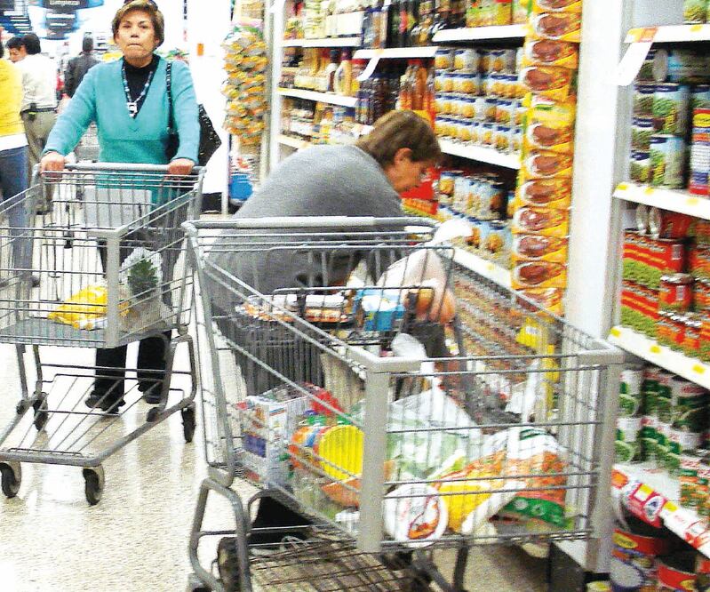 Desempeño. La compra de bienes no duraderos como alimentos y artículos de aseo personal se incrementó 2%. ARCHIVO EL UNIVERSAL
