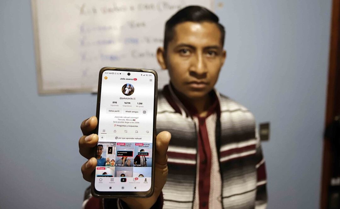 Él es Julio Hernández, el profesor oriundo de Tlaxcala que enseña náhualt en Tiktok y ya es viral . / Foto: EFE