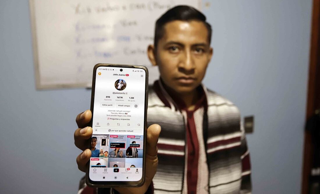 Él es Julio Hernández, el profesor oriundo de Tlaxcala que enseña náhualt en Tiktok y ya es viral . / Foto: EFE