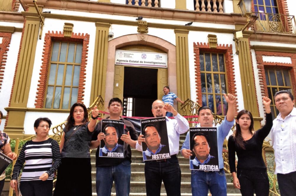 Integrantes de Morena realizaron una protesta frente a la primaria 'Vicente González' para exigir justicia por el homicidio del maestro Jorge Vela (ISMAEL GARCÍA. EL UNIVERSAL)
