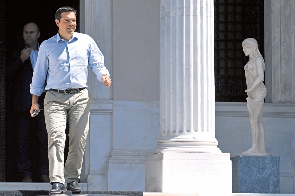 Alexis Tsipras, al salir de su oficina en Atenas, ayer. El primer ministro griego defendió el acuerdo alcanzado por su gobierno con los acreedores europeos (GIANNIS KOTSIARIS. AP)