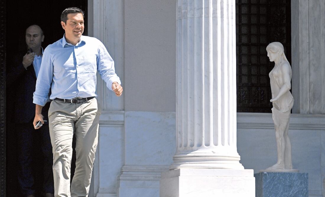 Alexis Tsipras, al salir de su oficina en Atenas, ayer. El primer ministro griego defendió el acuerdo alcanzado por su gobierno con los acreedores europeos (GIANNIS KOTSIARIS. AP)