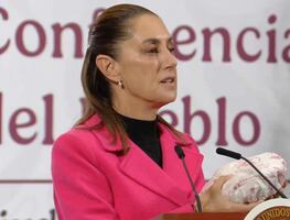 Sheinbaum presenta “tortillas del Bienestar”; destaca sello de garantía en el papel