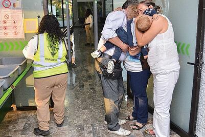 Madre de española asesinada vuelve a su país con su nieto