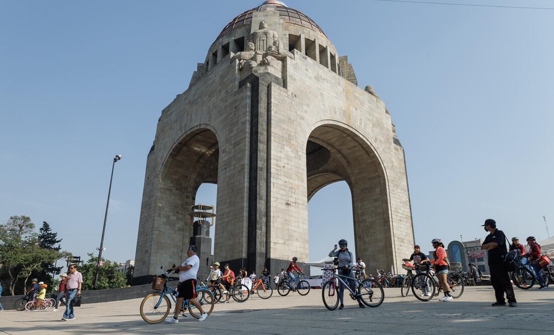 Algunos ciclistas aprovecharon que el transporte de la ciudad permitió el ingreso con bicicletas para poder llegar al punto de salida. Foto: Yaretzy M. Osnaya / EL UNIVERSAL