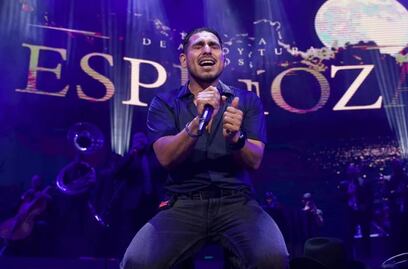 Espinoza Paz compone canción a una fan que viajó desde EU para verlo cantar