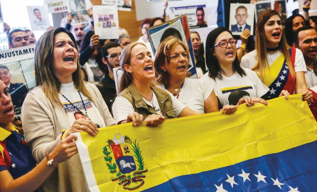 Lilian Tintori (segunda de izq. a der.), durante su reunión de ayer con familiares de opositores presos y de muertos durante las protestas (CRISTIAN HERNÁNDEZ. EFE)