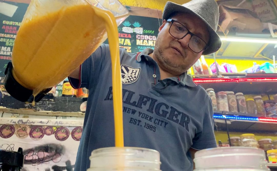 Federico Olvera prepara el "néctar de los dioses", un pulque curado de cempasúchil. Foto: Alberto González/EL UNIVERSAL