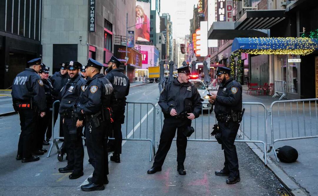 Oficiales del Departamento de Policía de la Ciudad de Nueva York (NYPD) vigilan en Times Square en la ciudad de Nueva York antes de la celebración de Año Nuevo el 31 de diciembre de 2024. Foto: AFP