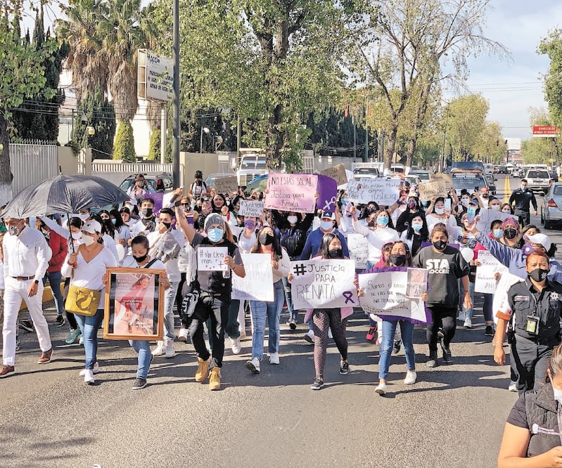 Familiares, amigos y colectivos feministas marcharon desde Chocolines hasta la presidencia municipal de Ixtapaluca. Acusaron que a las mujeres no se les brinda la seguridad necesaria. Foto: RICARDO PÉREZ. EL UNIVERSAL
