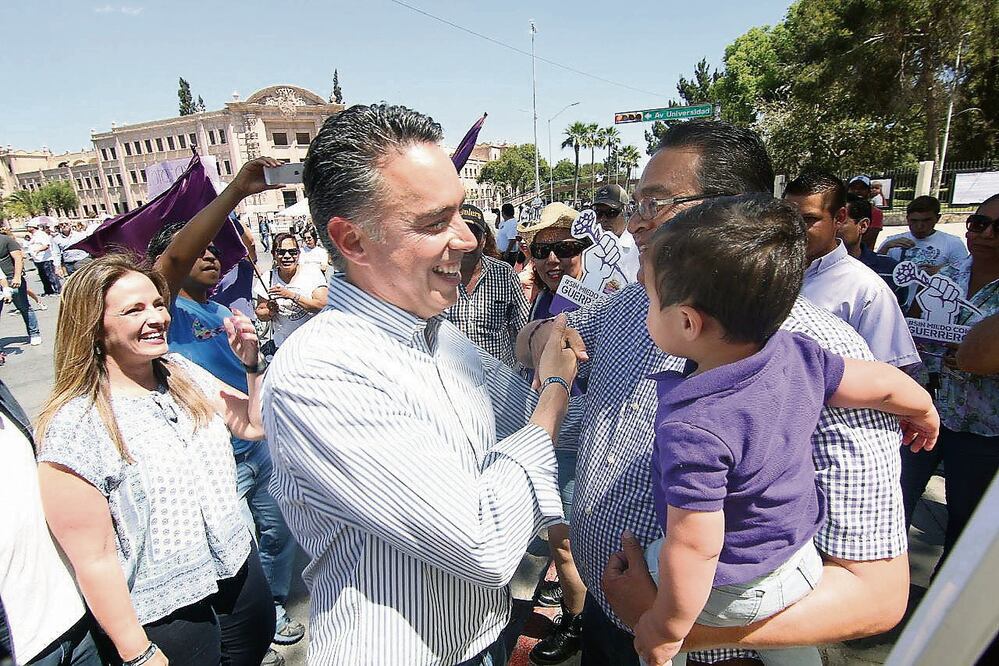 El abanderado del Partido Acción Nacional, Guillermo Anaya Llamas, y el independiente Javier Guerrero García se encontraron en La Ruta Recreativa. (COMUNICACIÓN SOCIAL)