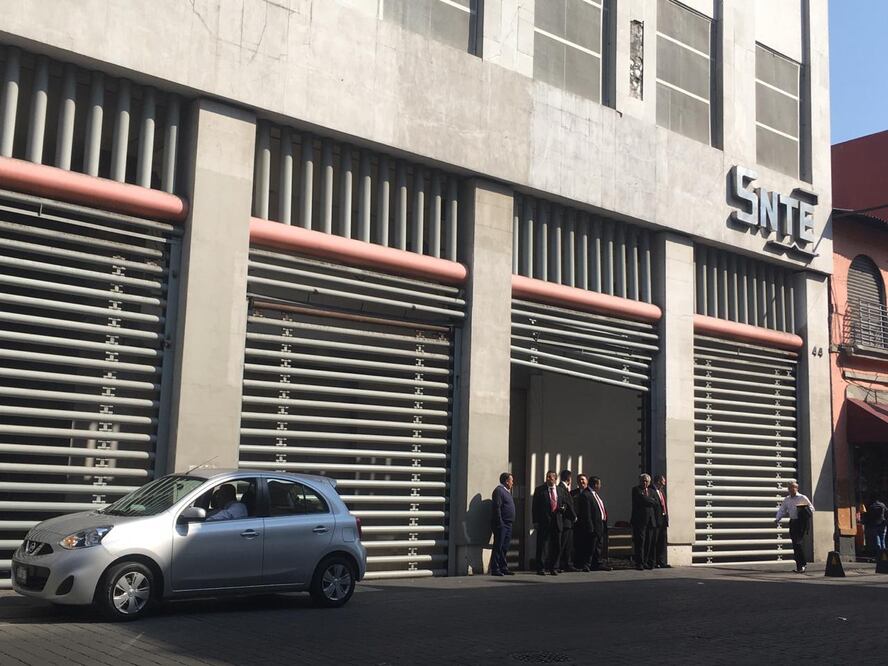 En la sede del SNTE se registra movimiento. Foto: Berenice Fregoso / EL UNIVERSAL 