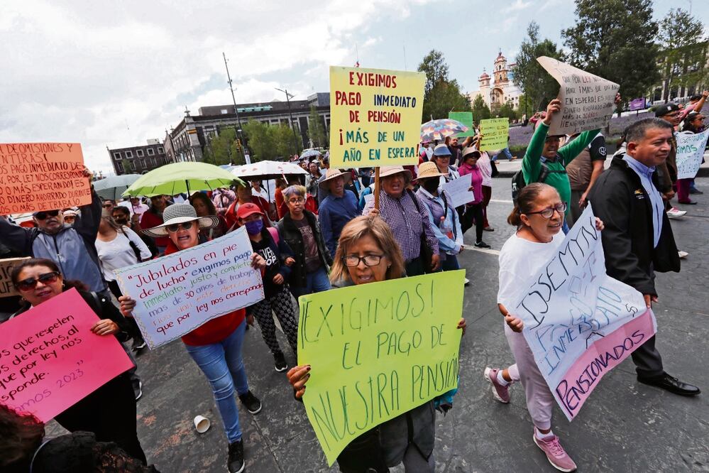 Jubilados del ISSEMYM exigen el pago de pensiones; algunos llevan más de un año sin recibir sus recursos, denuncian. Foto: Jorge Alvarado / El universal