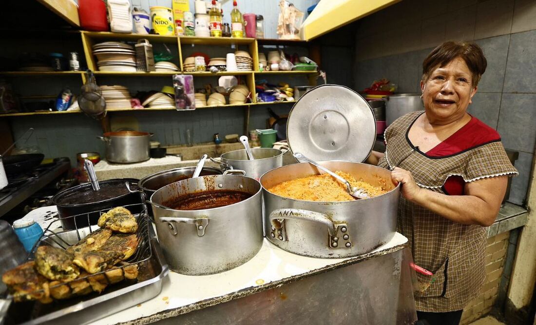 La señora Ana trabaja en una cocina económica de Santa María la Ribera. Foto: Berenice Fregoso/EL UNIVERSAL