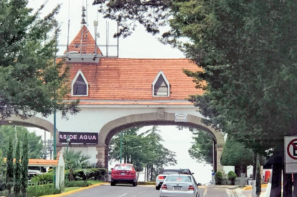 Norma Ochoa, líder de un grupo vecinal dice que en la zona se ha depreciado la calidad de vida por la inseguridad y la proliferación de construcciones que, asegura, son irregulares (REBECA JIMÉNEZ. EL UNIVERSAL)