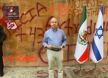 Embajada de Israel rechaza pintas durante protesta por los 43: "no tienen relación alguna"