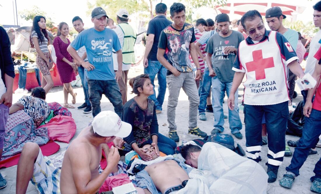 Personal de la Cruz Roja Mexicana atendió a los hondureños que presentaban alguna enfermedad, en Huixtla. (JOHAN ORDOÑEZ. AFP)