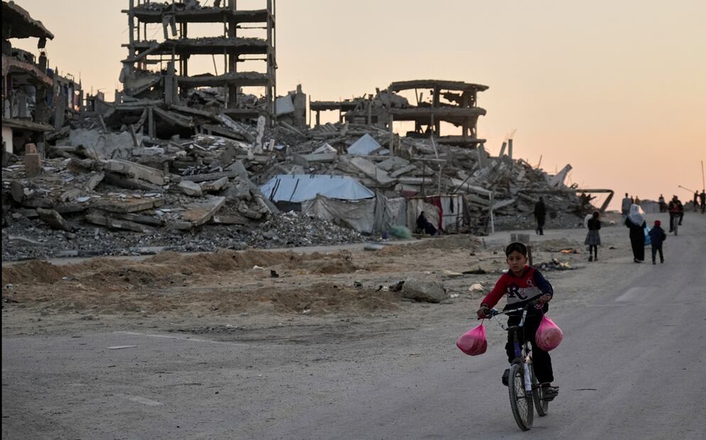 Un niño en bicicleta recorre una calle en ruinas en la ciudad de Gaza, el martes 18 de noviembre de 2025. Foto: AP