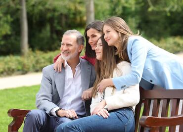 El rey Felipe VI y Letizia celebran su 20 aniversario con fotos acompañados de sus hijas